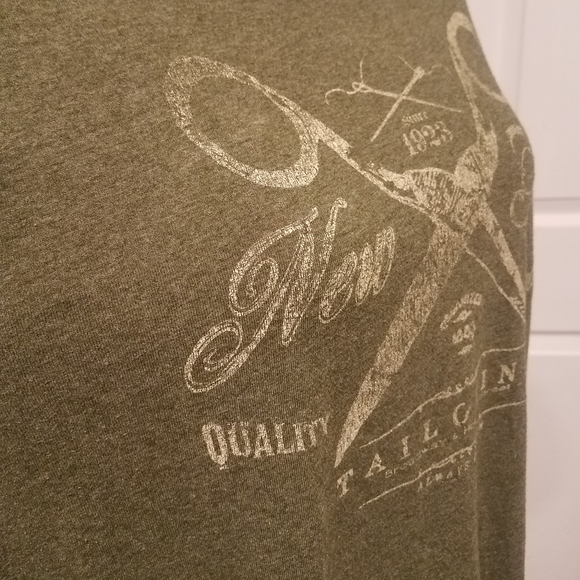 ARMY GREEN OLD NAVY GRAPHIC TSHIRT. MEN'S SIZE MED. UNISEX TEE. NBW. - Picture 3 of 6